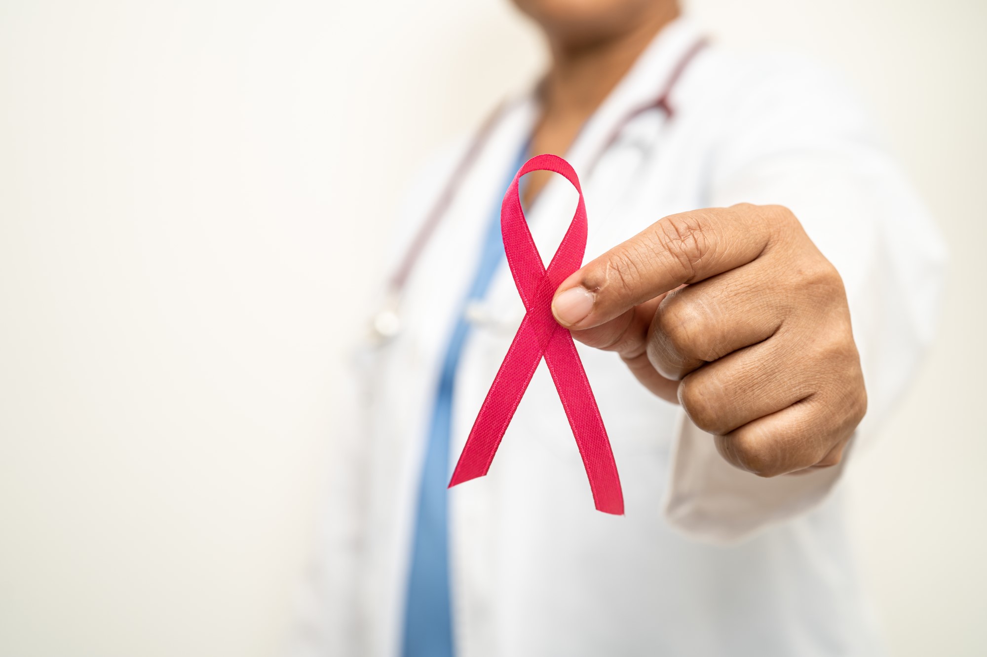 Niestandardowe_2000_1333_photodune-HVbzgwQ8-breast-cancer-asian-doctor-woman-with-pink-ribbon-symbol-of-world-breast-cancer-day-xxl